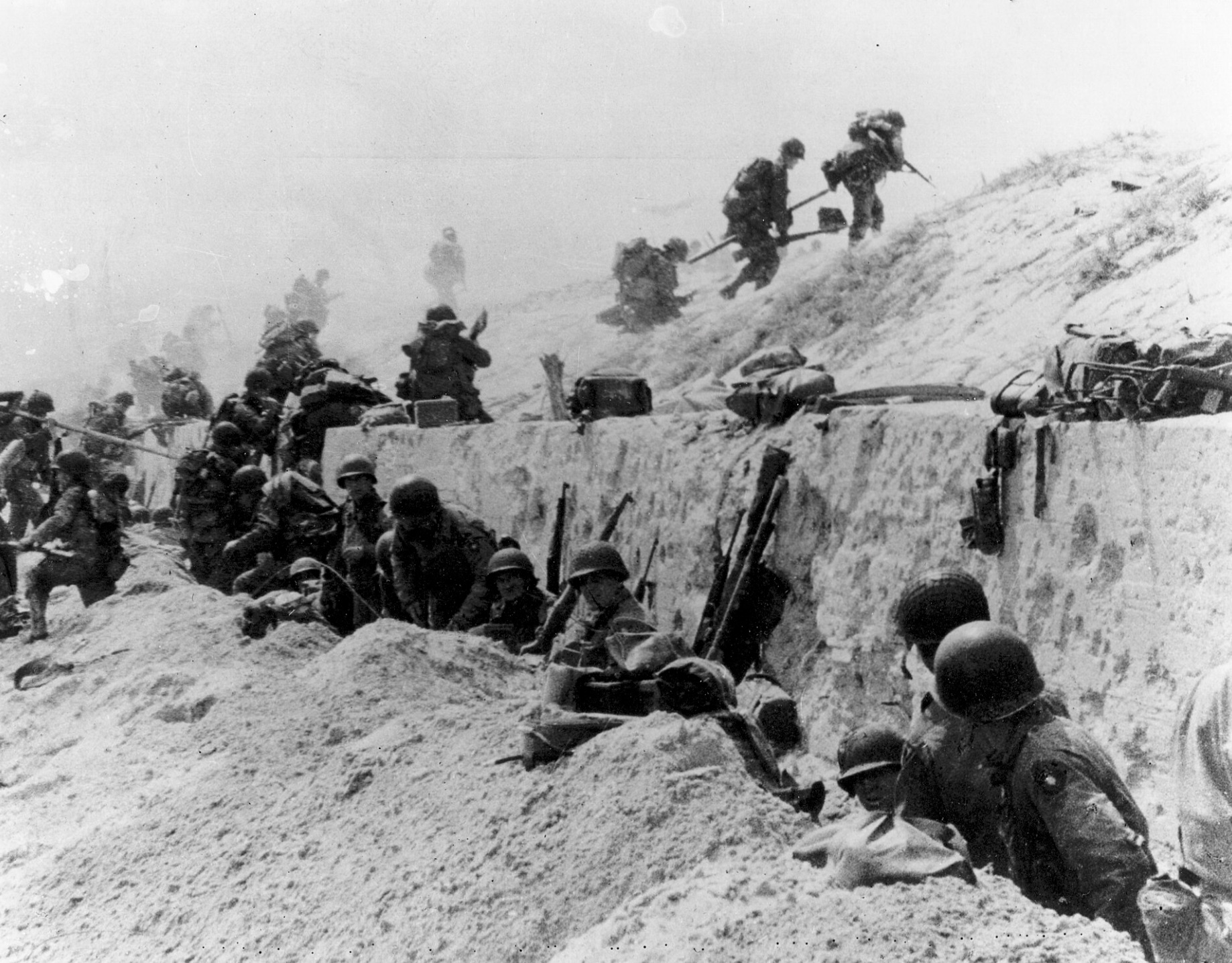 U.S. soldiers of the 8th Infantry, 4th Infantry Division advance over the sea-wall at Utah 